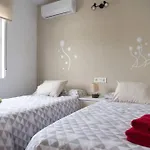 House W Shared Pool, Perfect For Small Families